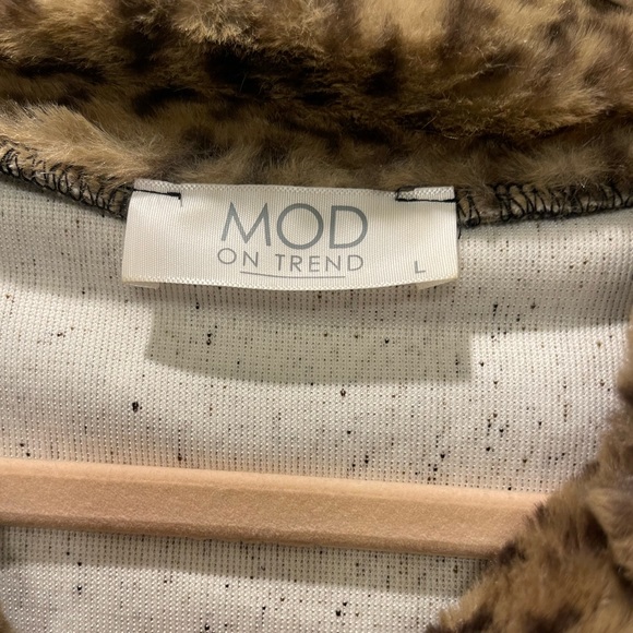 MOD ON TREND | Cropped Cheetah Faux Fur Quarter Zip Pullover - Picture 3 of 3